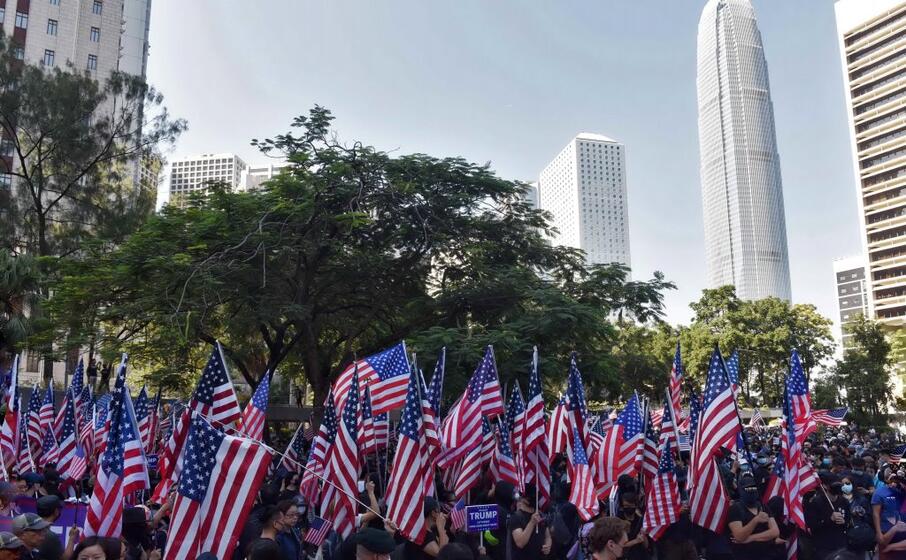 manifestanti con le bandiere americane a hong kong (ansa)