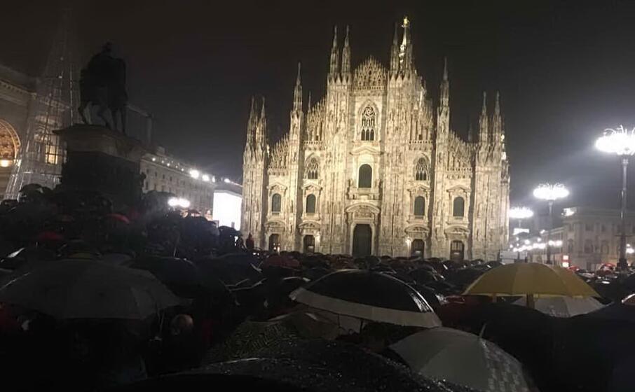 migliaia di sardine in piazza a milano sotto la pioggia