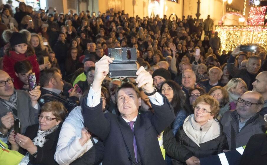 conte un selfie a candela foggia (palazzo chigi via ansa)
