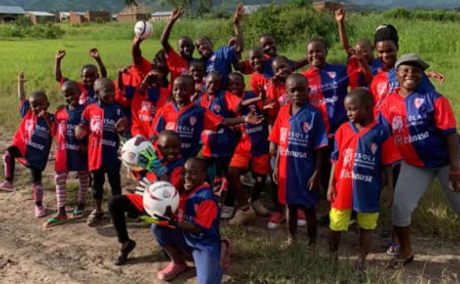 la gioia dei piccoli con la maglia del cagliari