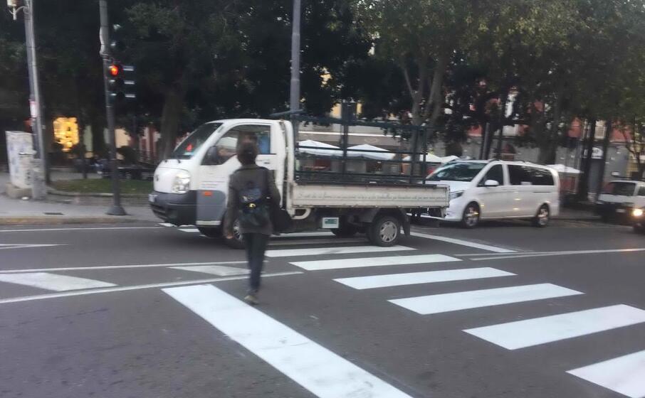 attraversamento col semaforo rosso (foto marcello cocco)
