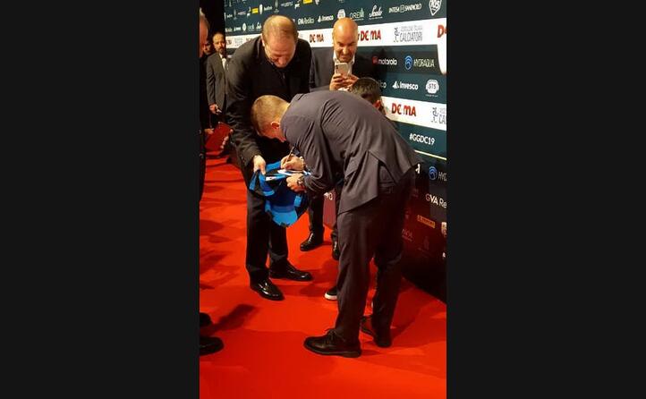 barella firma una maglia ad un bimbo