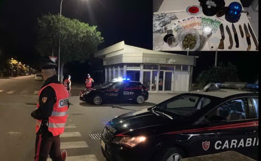 i militari e il materiale recuperato (foto carabinieri)