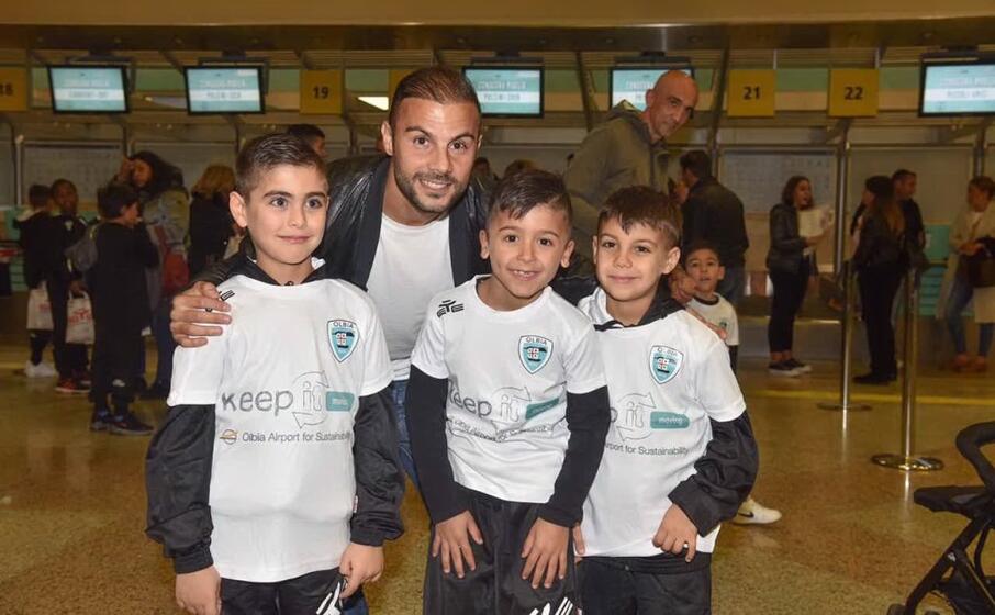 il capitano dell olbia francesco pisano con i bambini della scuola calcio (foto del club)