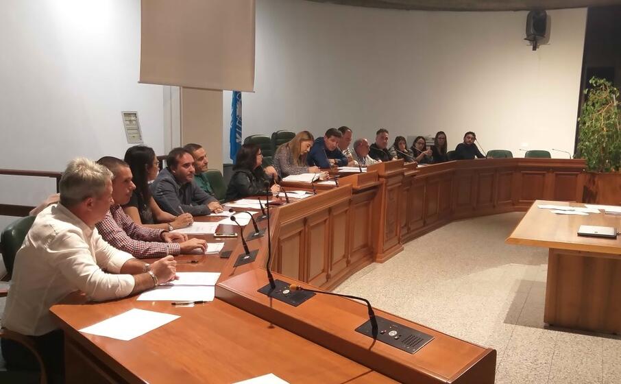 il consiglio comunale in primo piano a destra la minoranza consiliare (foto simone farris)