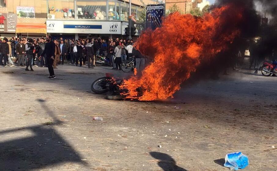 incendi durante le proteste in iran (ansa)