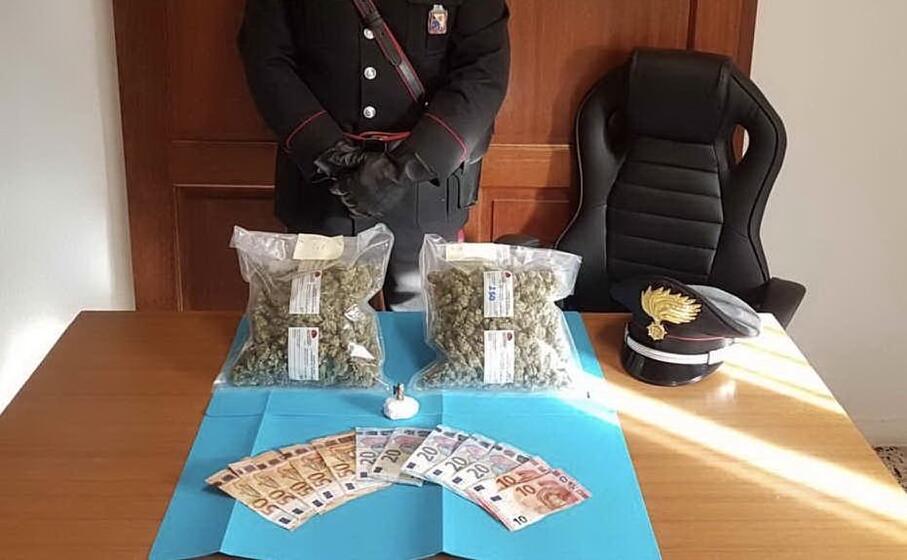la droga e il denaro sequestrato (foto carabinieri)