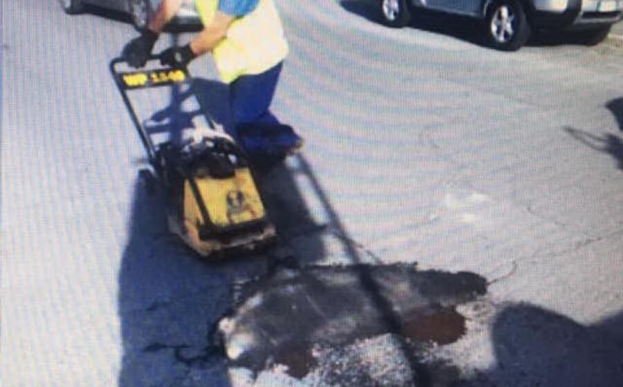 la riparazione di una buca stradale (foto l unione sarda scano)