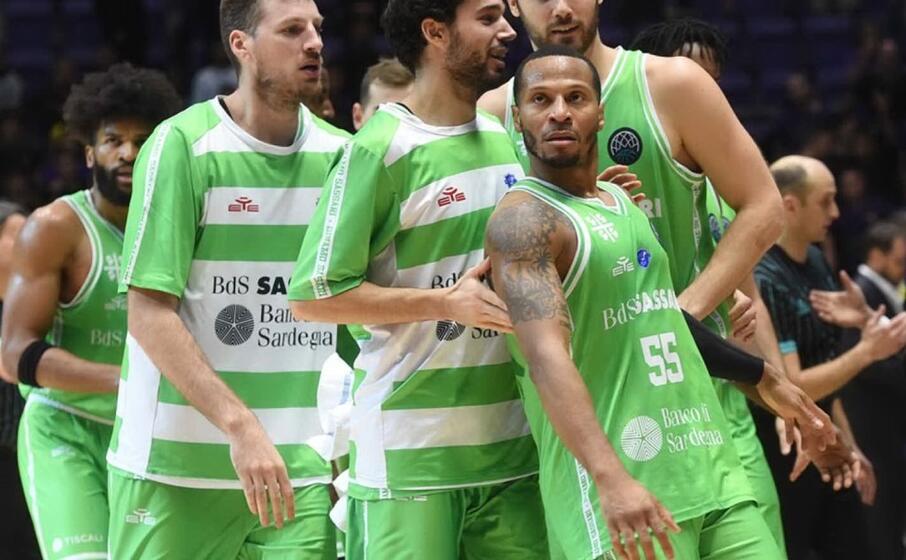 la squadra festeggia jerrells dopo una tripla decisiva (foto dinamo)