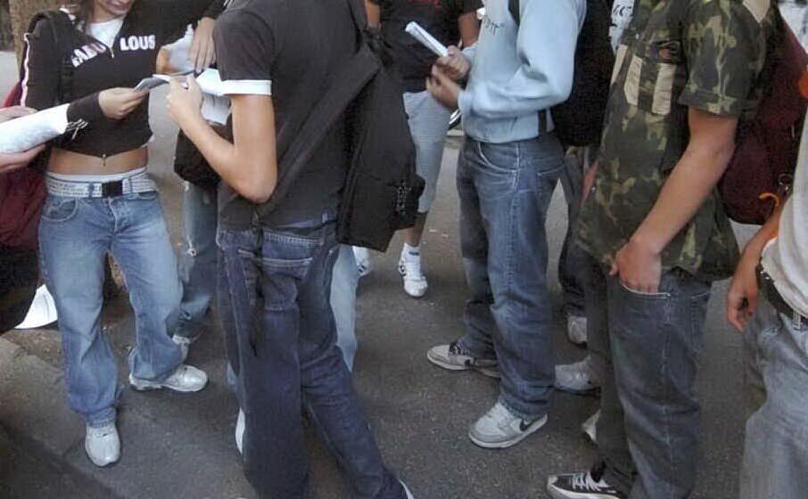 ragazzi davanti a scuola (archivio l unione sarda)