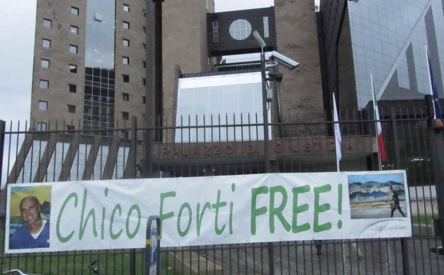 un momento della manifestazione a sostegno di chico forti l italiano detenuto negli usa con l accusa di omicidio davanti al tribunale di firenze (ansa)