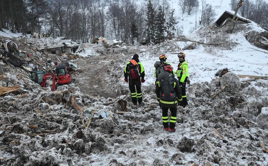 vigili del fuoco davanti alle macerie dell hotel rigopiano (ansa)