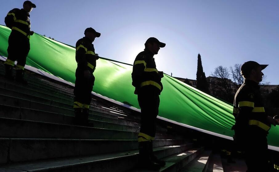 con la bandiera tricolore