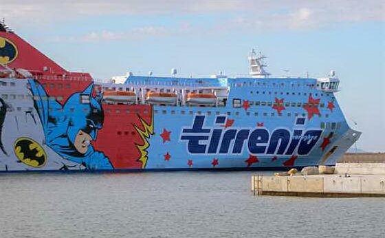 nave tirrenia (foto gloria calvi l unione sarda)