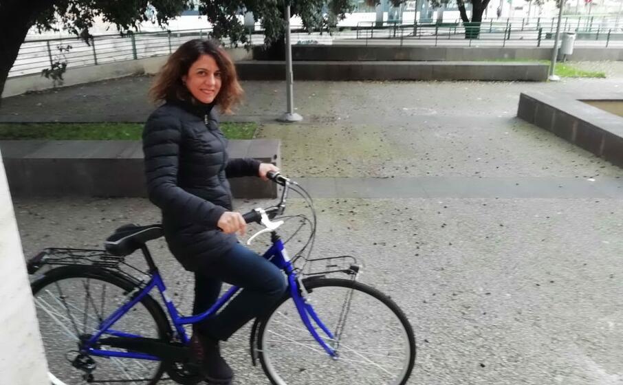 valeria puddu in sella alla bici ricevuta in comodato d uso