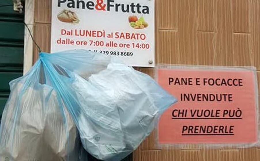 cartello fuori dalla bottega di via istria (foto f lai)