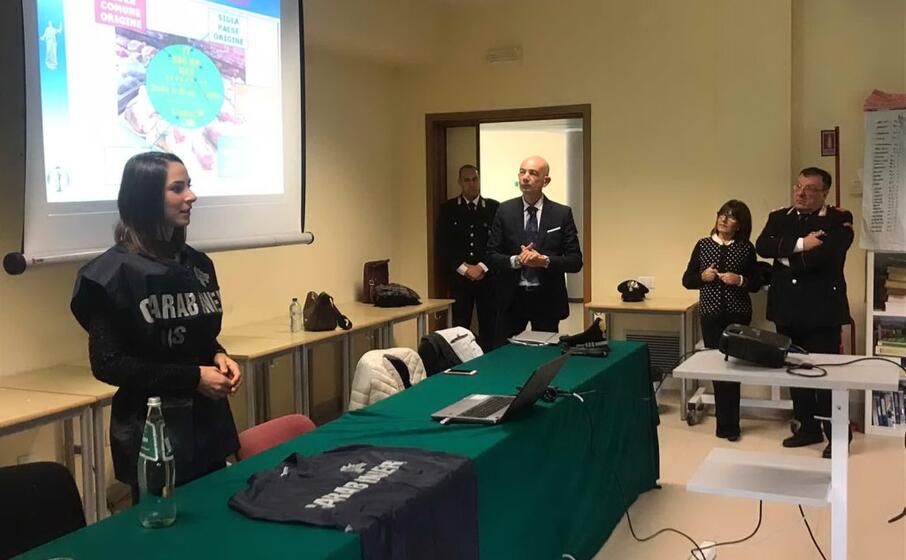 i carabinieri parlano ai ragazzi dell azuni (foto ivan murgana)