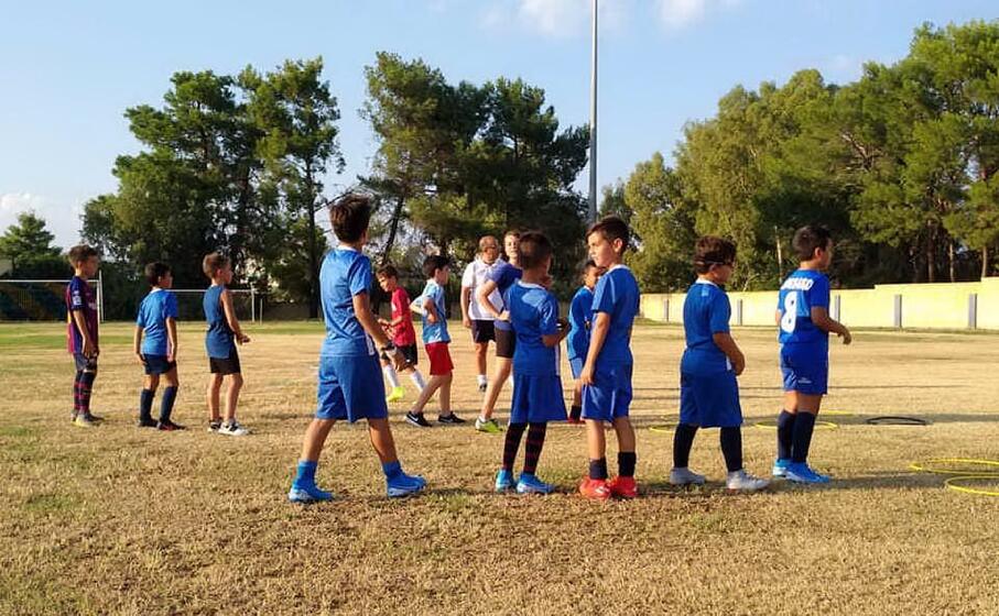 il campo di calcio dello stadio mario tiddia di sarroch