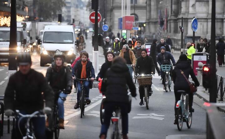 in molti hanno scelto la bicicletta per spostarsi (le foto sono ansa)