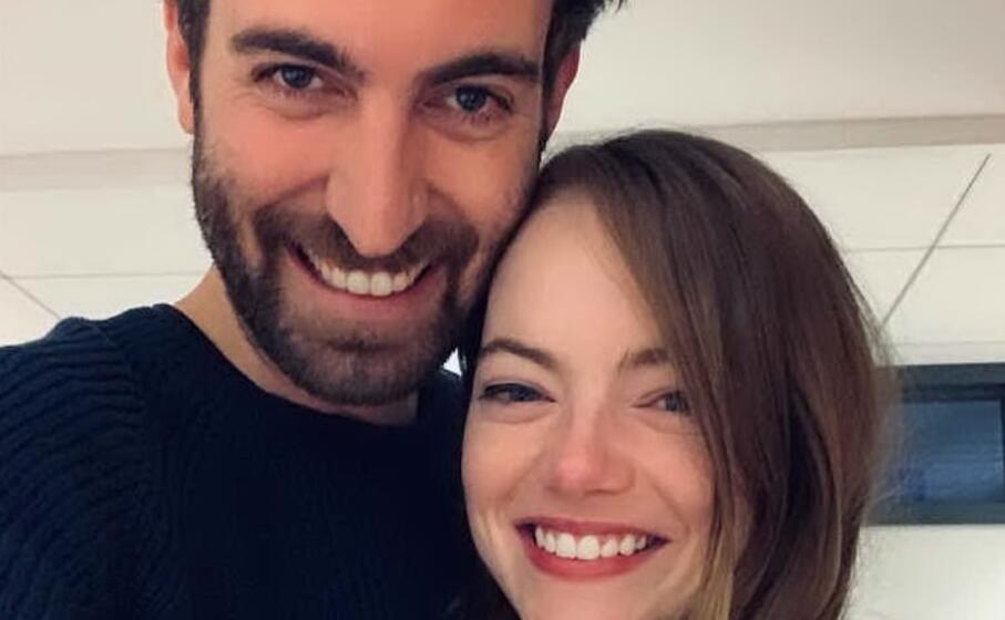 Emma Stone mostra l’anello di fidanzamento sui social Emma Stone mostra l’anello di fidanzamento sui social