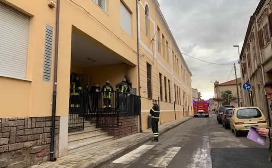 Cabras Fiamme In Un Quadro Elettrico Della Scuola Bidello