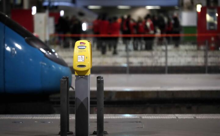 molti aerei restano a terra e i treni in stazione