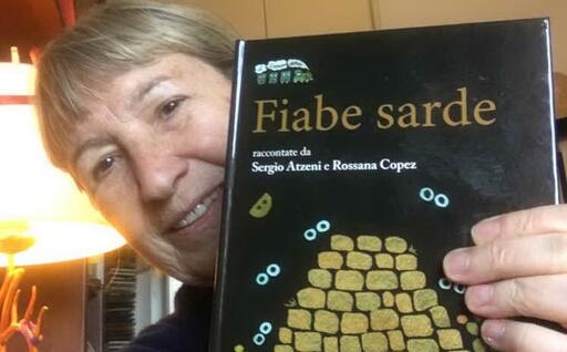 Rossana Copez con il suo libro (foto associazione "Gramsci")