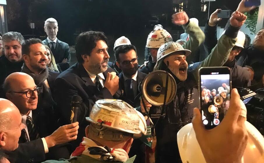 solinas tra i lavoratori euroallumina (foto a pani)