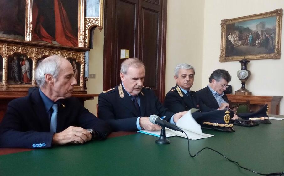 da sinistra l assessore paolo spano il comandante mario delogu il vice comandante franco podda e il presidente del consiglio comunale edoardo tocco (l unione sarda foto careddu)