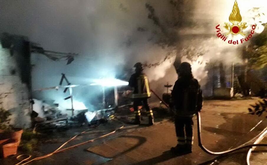 gli uomini del 115 in azione (foto vigili del fuoco)