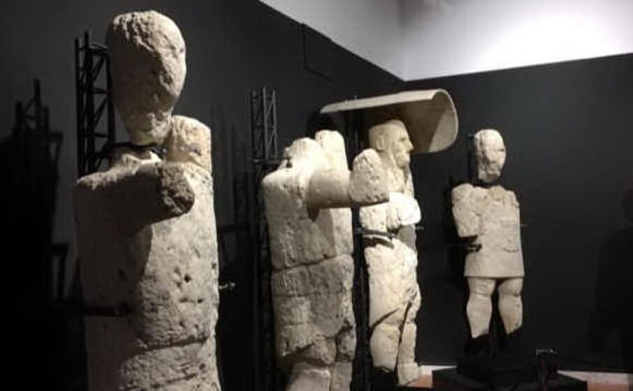 i giganti esposti al museo di cabras