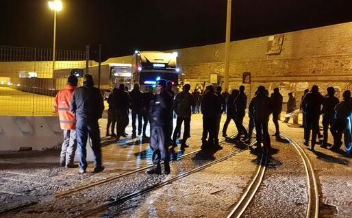 I pastori al porto di Arbatax (foto L'Unione Sarda - Secci)