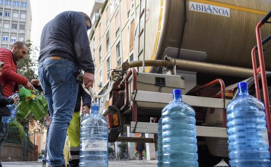i rifornimenti durante l emergenza a sassari (foto g calvi)