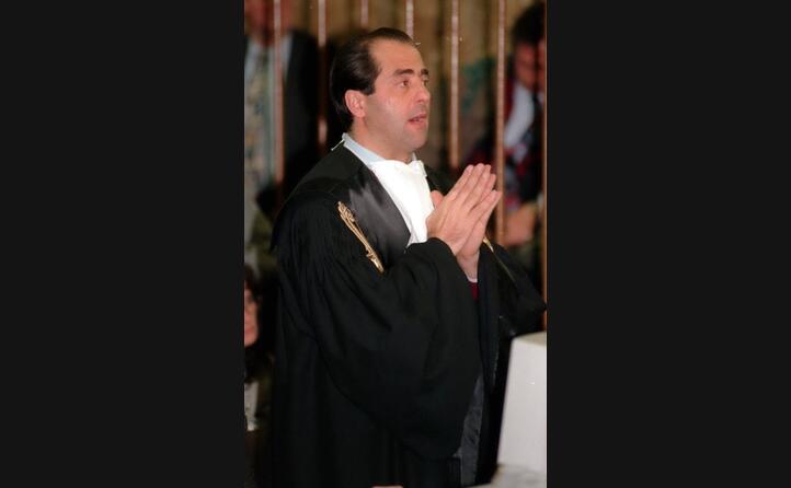 in un aula di tribunale