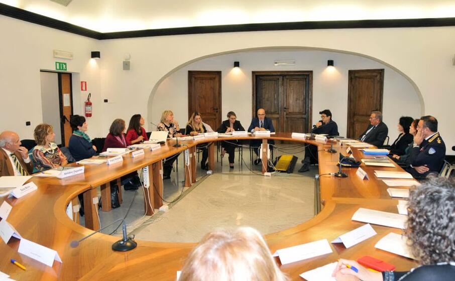la riunione del tavolo per i disturbi del comportamento alimentare presieduto dall assessore regionale alla sanit mario nieddu (foto f manca)