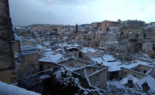 Matera, l'incantevole città dei Sassi, qui imbiancati (Ansa)