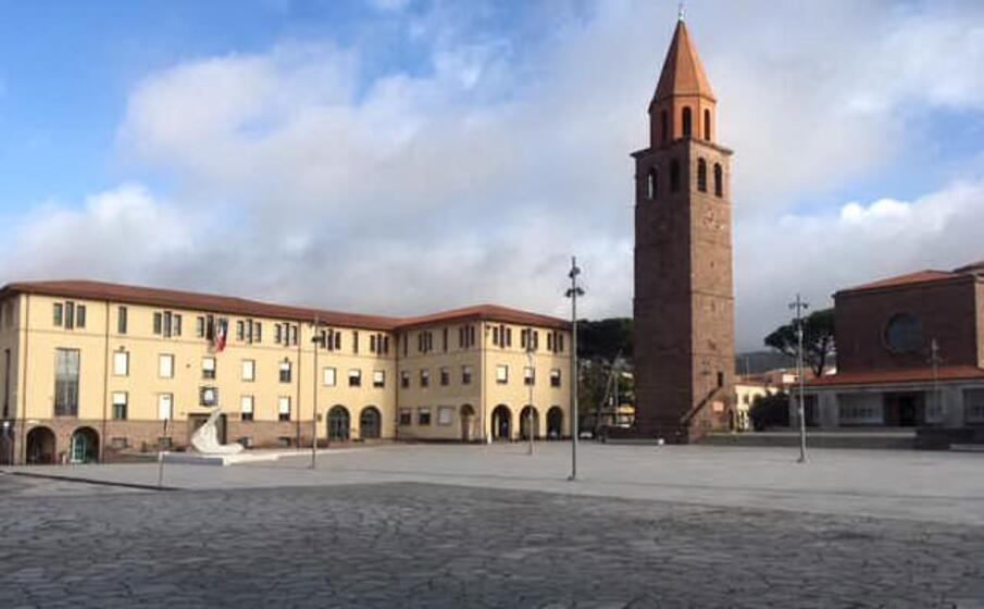 piazza roma con il municipio e il campanile di san ponziano (foto andrea scano)