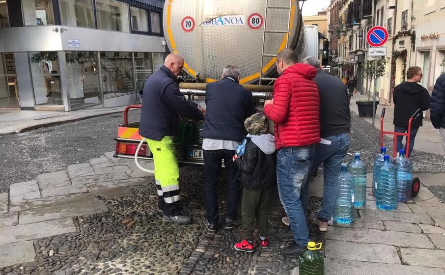 rifornimenti dalle autobotti a sassari (foto l unione sarda calvi)
