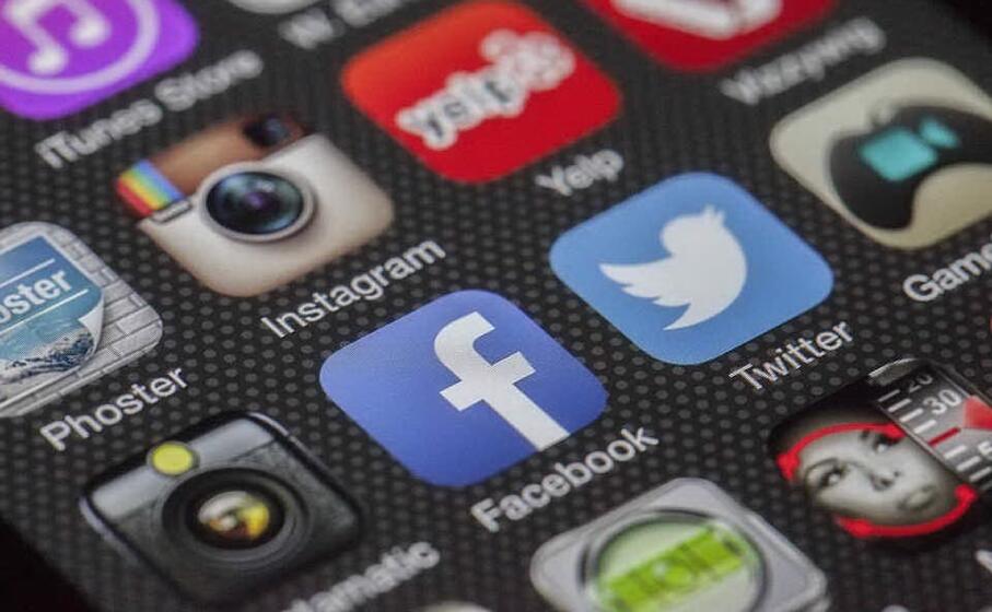 il logo di facebook (foto pixabay)