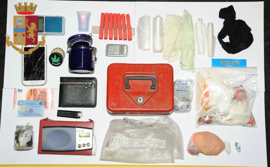 il materiale posto sotto sequestro (foto polizia di nuoro)