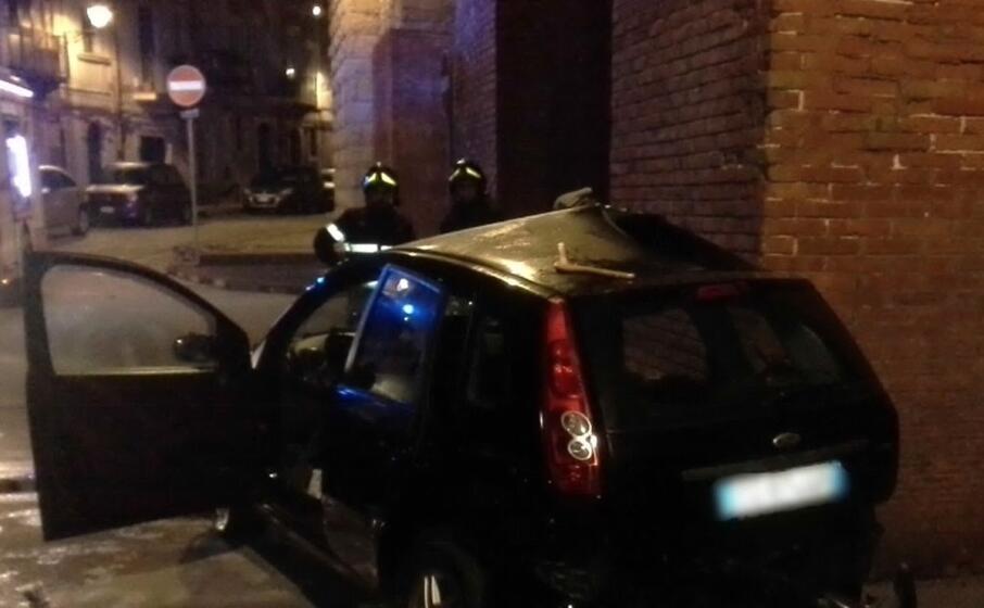l auto finita contro il pilone (ansa)