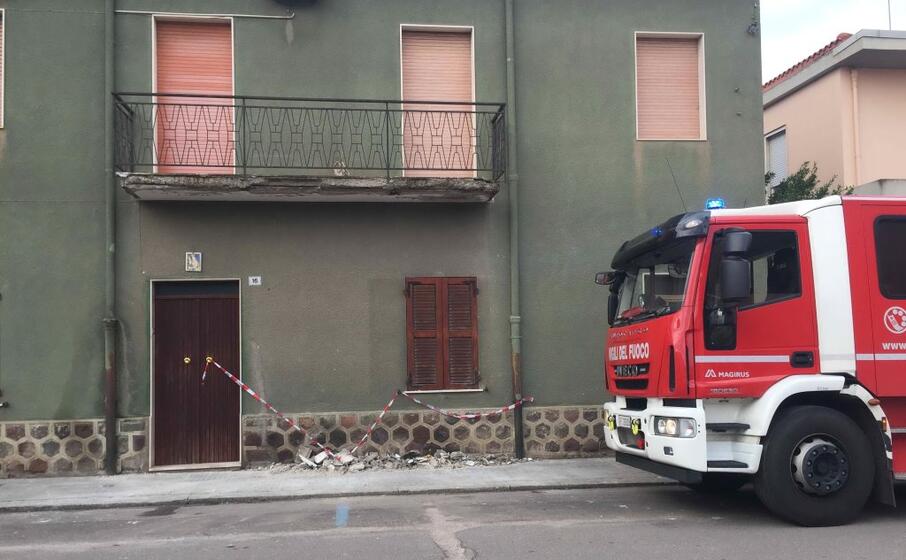l intervento dei vigili del fuoco in via verdi (l unione sarda foto sanna)