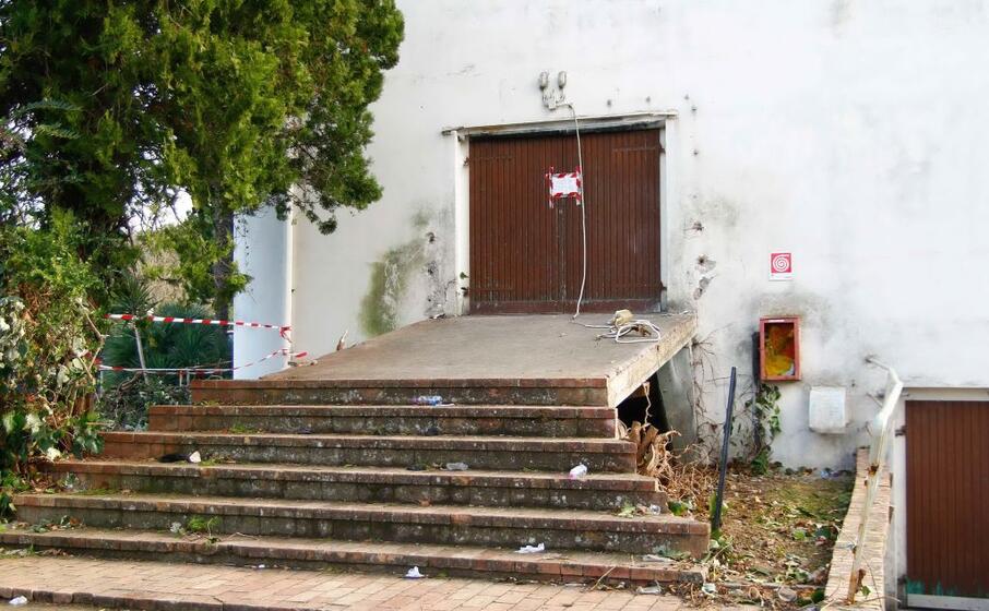 l uscita del locale in cui avvenuta la tragedia