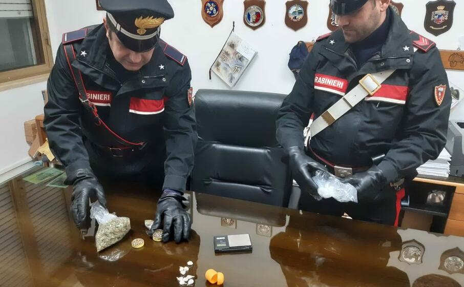 la droga recuperata in casa del detenuto (foto carabinieri)