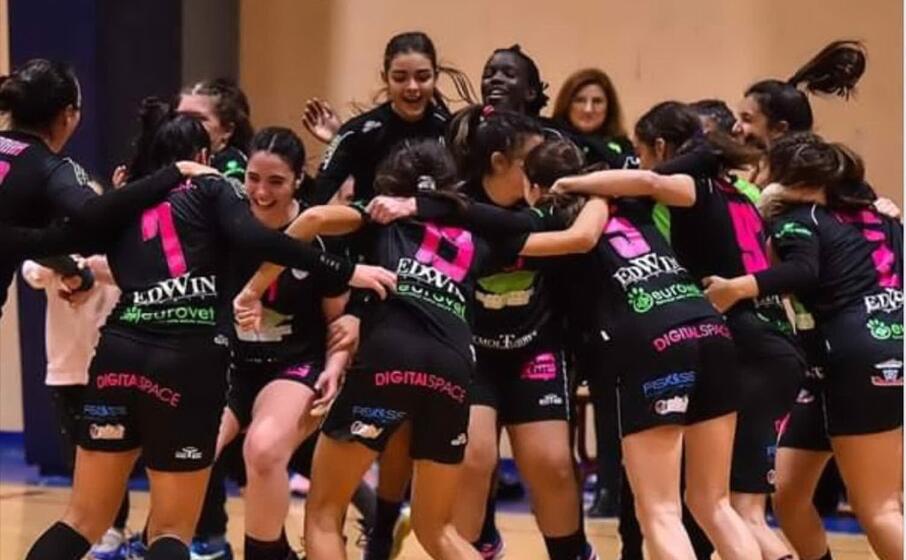 la gioia della lions sassari dopo la vittoria nel derby (foto claudio atzori)