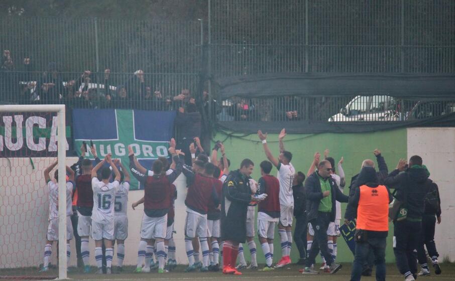 la nuorese con i suoi tifosi (foto andrea serreli)