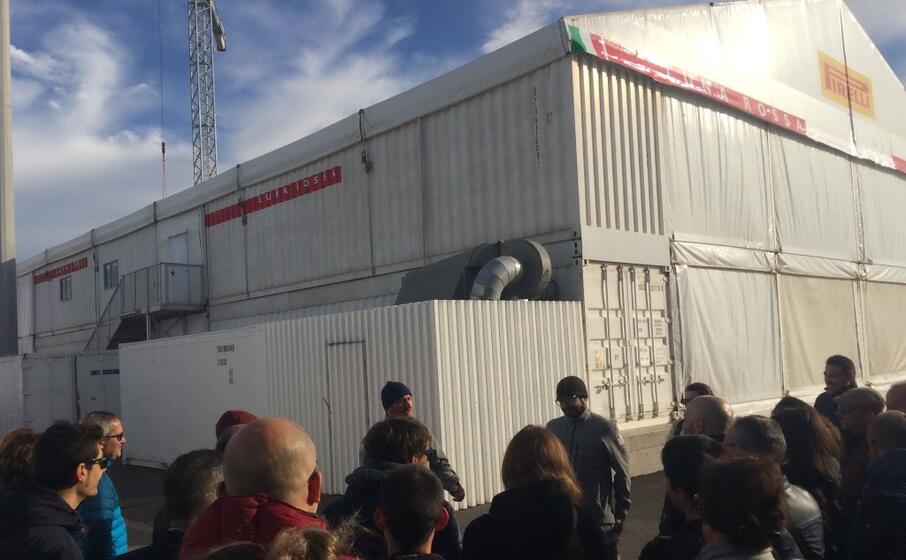lo skipper director max sirena accoglie i visitatori alla base (l unione sarda foto mulas)