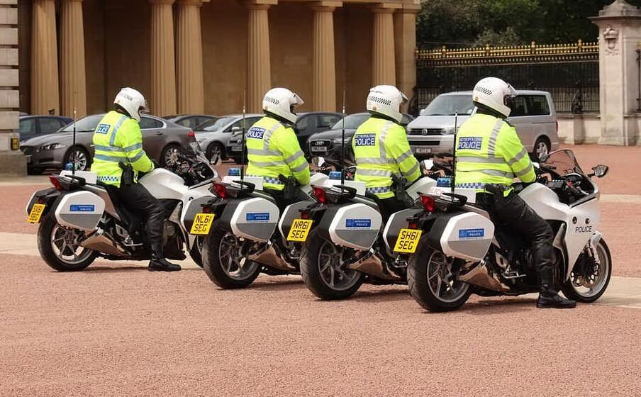 moto della polizia in gran bretagna (foto pixabay)
