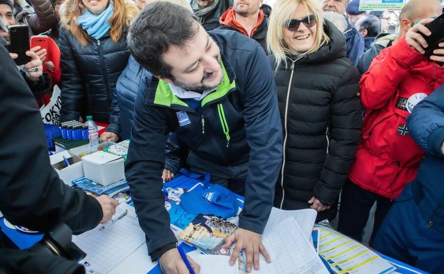 salvini firma contro il mes a milano (ansa stringer)