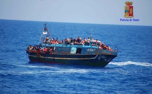 Un barcone carico di migranti (Ansa)
